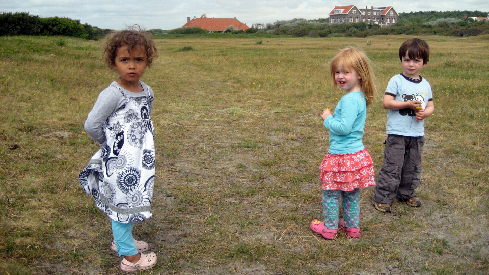 Noa, Levi en doortje op het Engelse veld in Bergen aan Zee in 2009